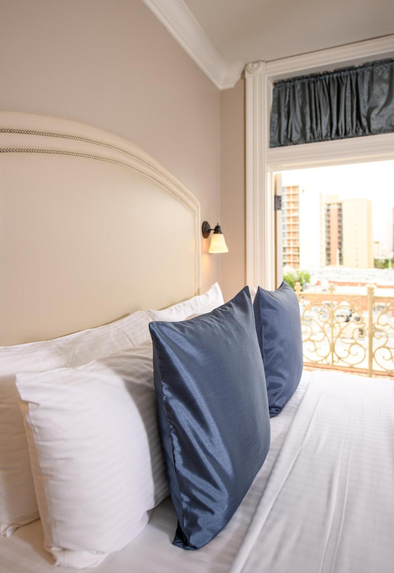 Horton Grand Hotel San Diego Room photo