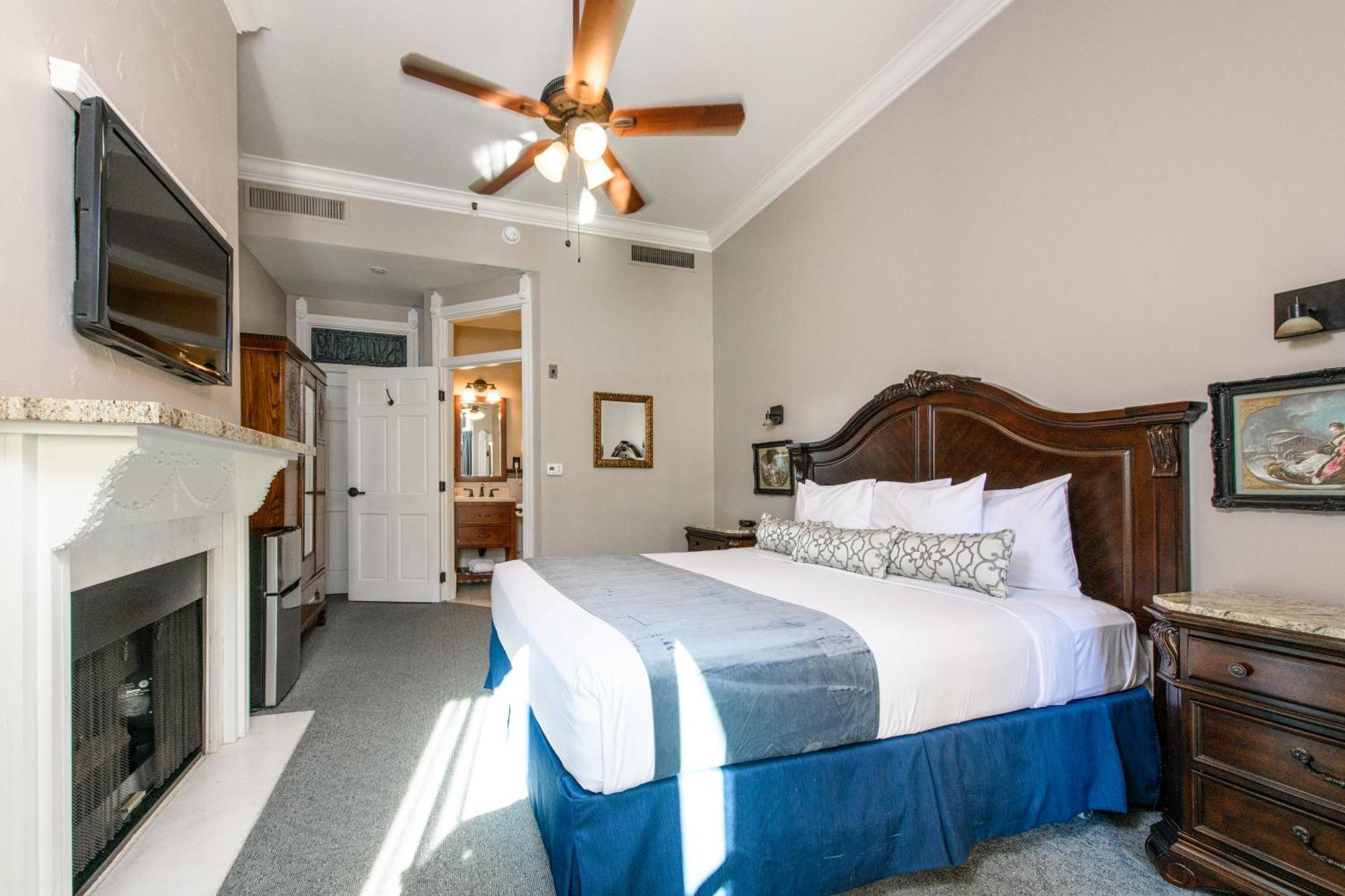 Horton Grand Hotel San Diego Room photo